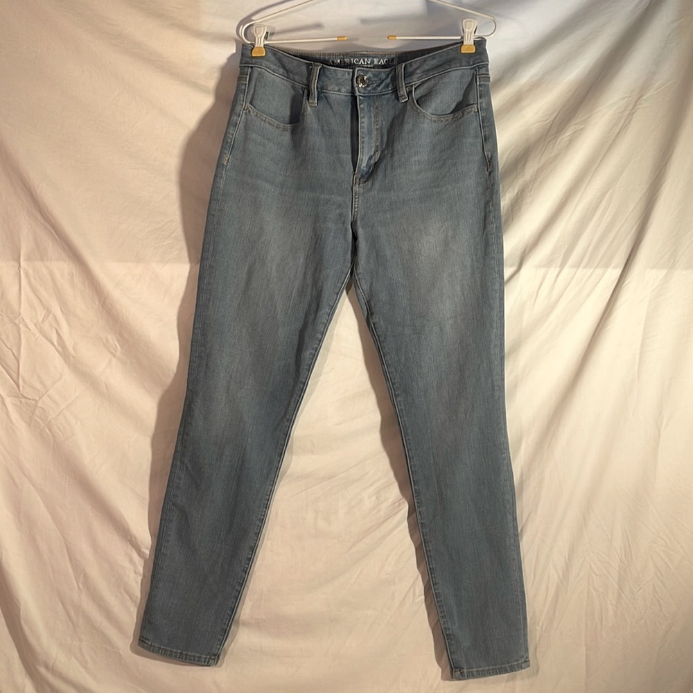 AMERICAN EAGLE HIGH RISE JEANS